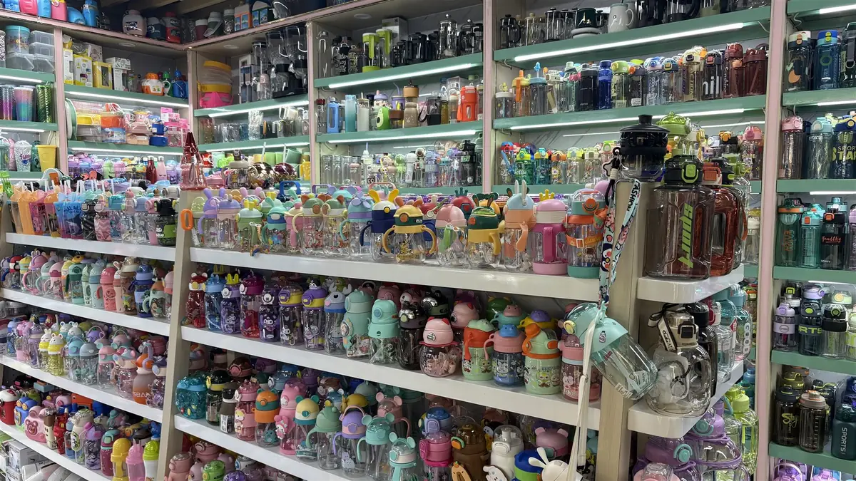 H2deek drinkware showroom aisle in Yiwu International Trade City — full insulated tumbler and bottle range on display